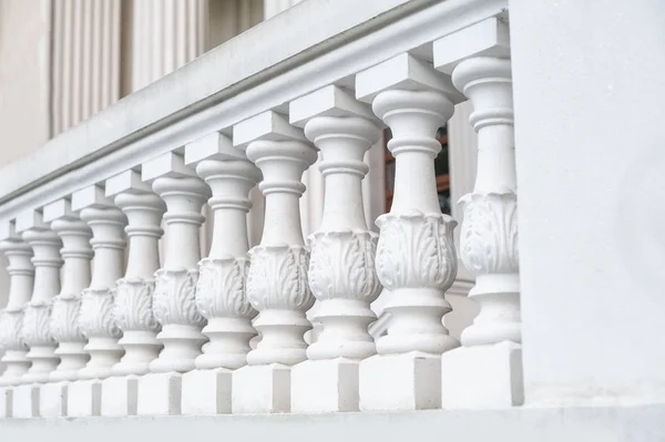 Balustrade blanche sur la façade restaurée du bâtiment — Photo