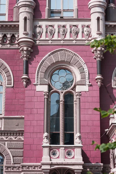 Архитектурное историческое здание с окном и балконом Лицензионные Стоковые Изображения