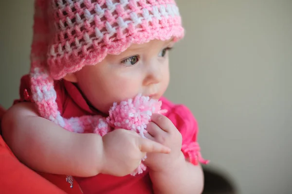 Petite fille en bonnet tricoté rose — Photo
