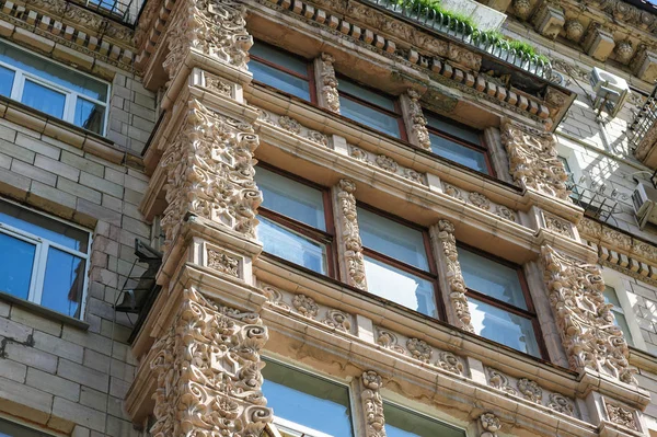 Edificio histórico de varios pisos con ventanas —  Fotos de Stock