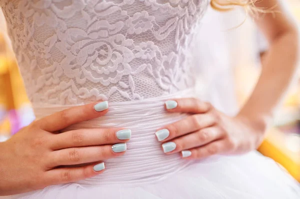 Sposa con bella manicure nel giorno del matrimonio — Foto Stock