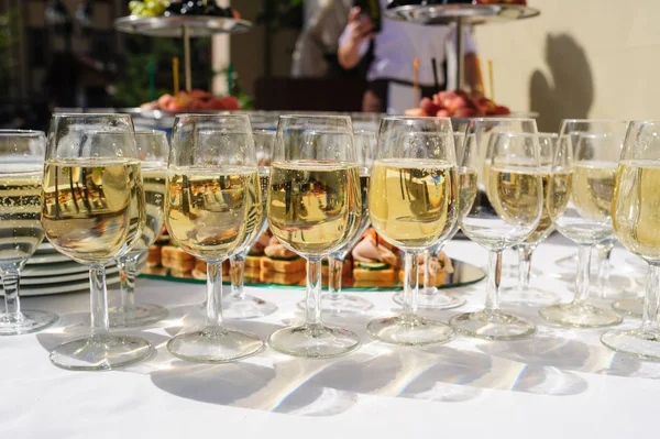 Düğün töreninde şampanya ile gözlük — Stok fotoğraf