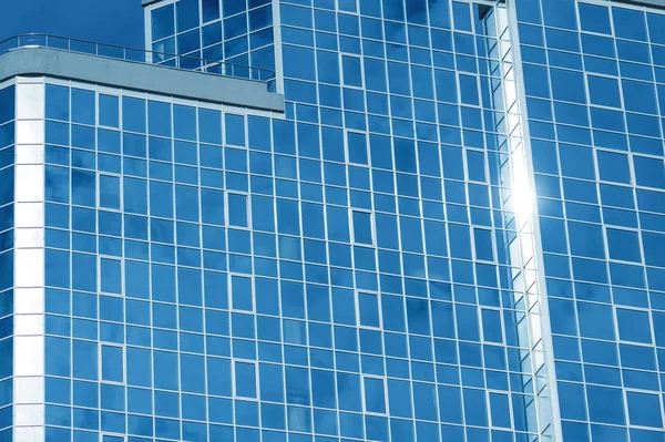 Edificio de oficinas de vidrio azul —  Fotos de Stock