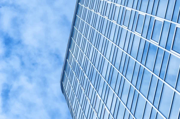 Hermoso edificio de oficinas rascacielos con nube del cielo —  Fotos de Stock
