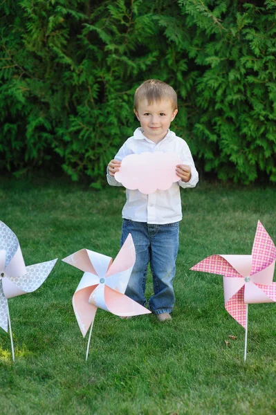 Kleiner Junge hält eine Papierwolke mit Platz für Text — Stockfoto