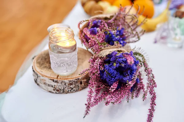 Hermosa decoración de la boda en la mesa con vela y ramo de estilo rústico — Foto de Stock