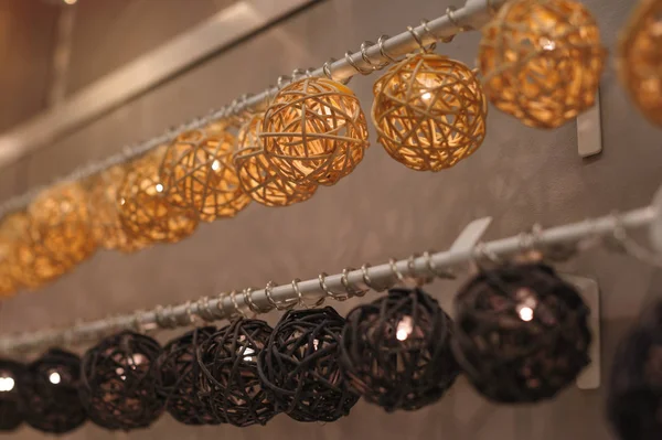 Prachtige decoratieve lampen aan het plafond in de winkel — Stockfoto