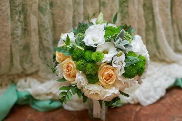 Schöner Brautstrauß auf dem Hintergrund von Vorhängen am Hochzeitstag — Stockfoto