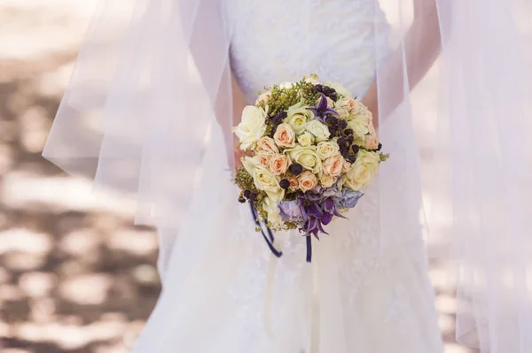 Mariée tenant un beau bouquet de mariée sur la promenade — Photo
