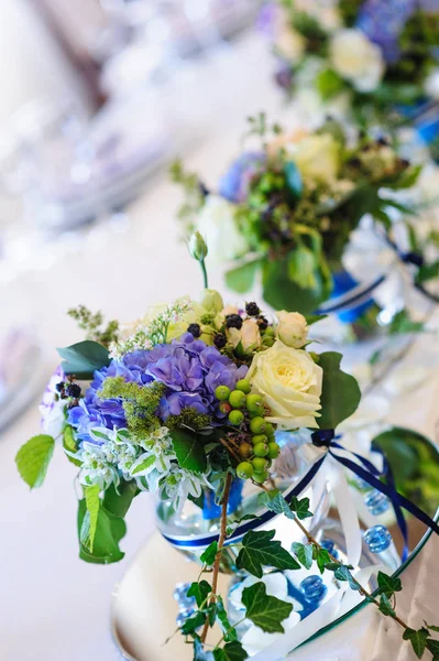 Decoração de casamento de flores lilás nas mesas do restaurante — Fotografia de Stock