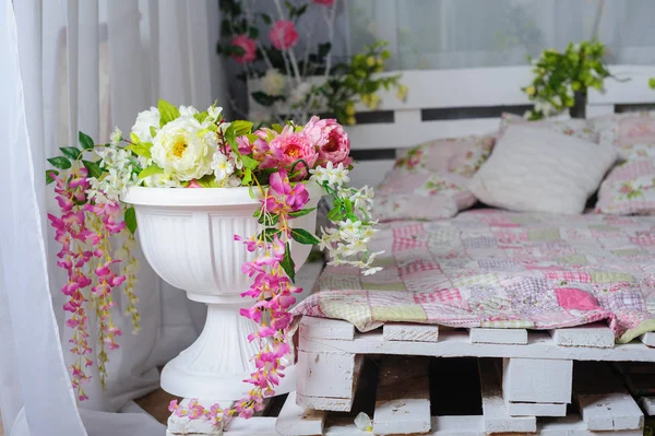 Спальня с декором цветов в деревенском стиле — стоковое фото