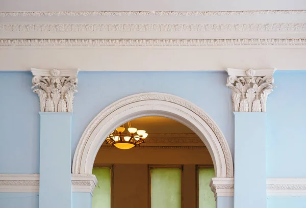 Mooie boog met kolommen in de architectuur van een oud gebouw — Stockfoto