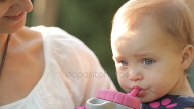 Annem ellerinde küçük bir bebek kız saklar.