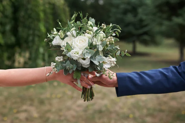 Groom gives the bride a beautiful bridal bouquet — Stock Photo, Image