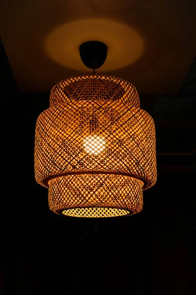 Hermosa lámpara de araña de diseño en una habitación oscura —  Fotos de Stock