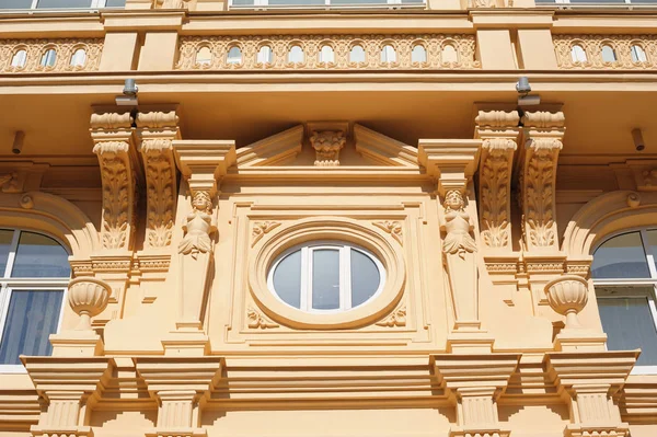 窓とアーチのある歴史的な建物の建築 — ストック写真