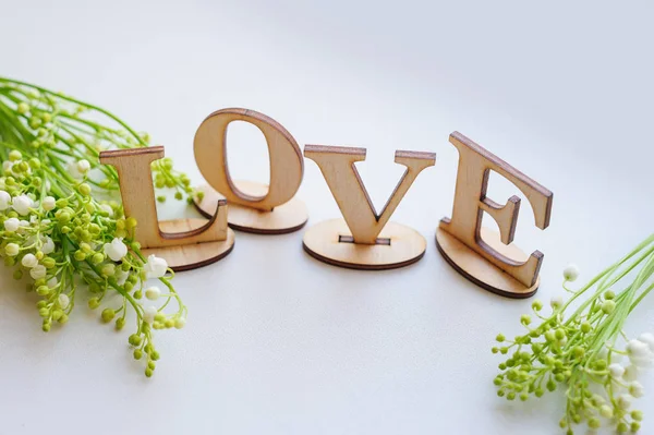 Houten letters liefde en Lily op tafel — Stockfoto