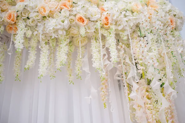結婚式の花で飾られた美しいアーチ — ストック写真