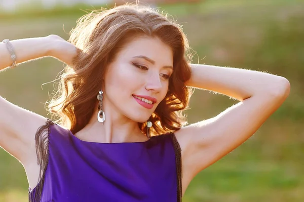 Bella donna passeggiate nel parco estivo — Foto Stock