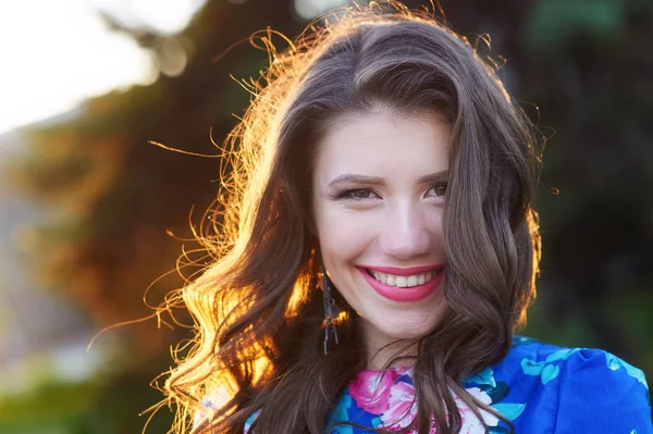 Sorrindo jovem mulher com maquiagem no parque — Fotografia de Stock