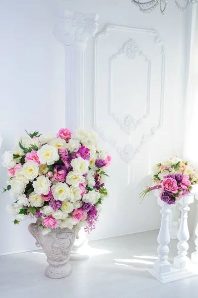 Bela decoração de flores no interior — Fotografia de Stock