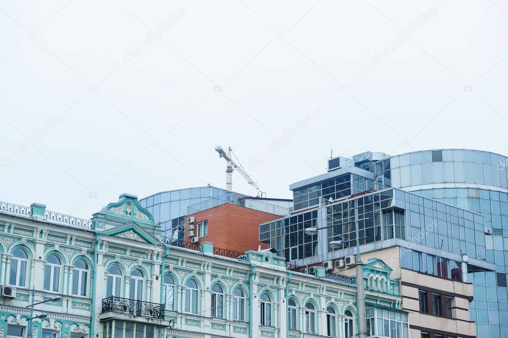 construcción de edificio de oficinas de varios pisos en el fondo del
