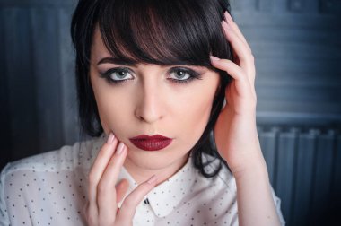 Makyajlı güzel genç kadın.