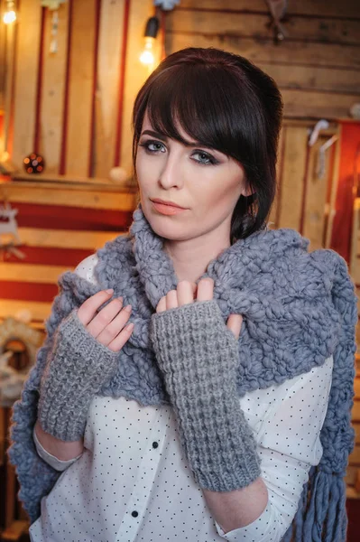 Vacker ung kvinna med grå stickad halsduk i studion — Stockfoto