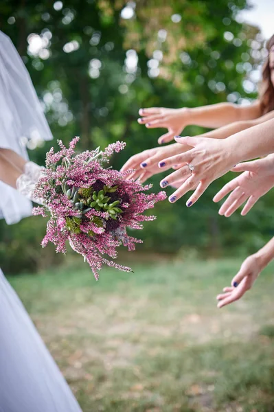 Bride Throwing Bouquet For Guests To Catch — Stock Photo, Image