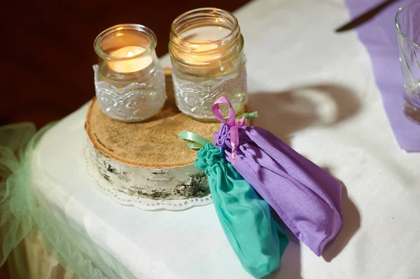 Decorazione nuziale delle candele sul tavolo in stile rustico — Foto Stock