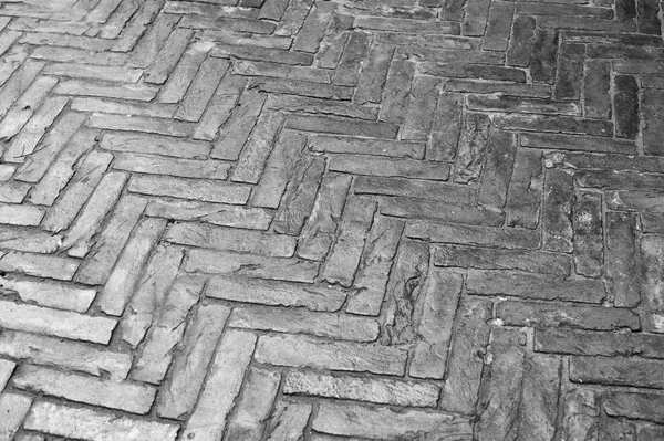 Textur der nassen Straßen mit Ziegelsteinen gesäumt — Stockfoto