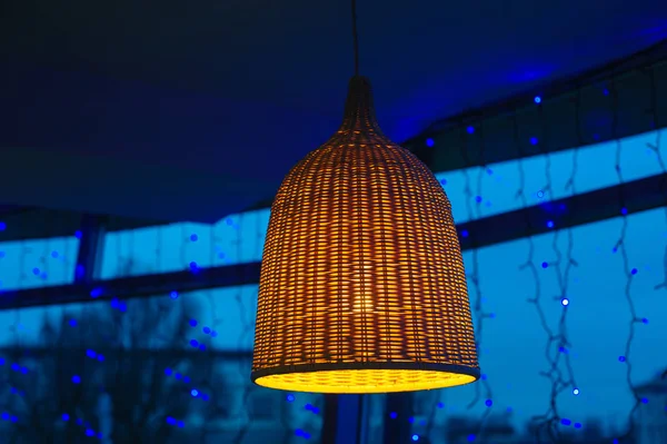 Bellissimo lampadario di design nella stanza — Foto Stock