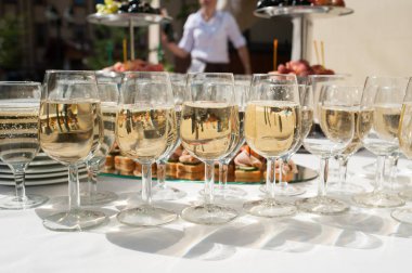 düğün töreni. Aperatifler ve bardak şampanya bir restoranda içeren tablo