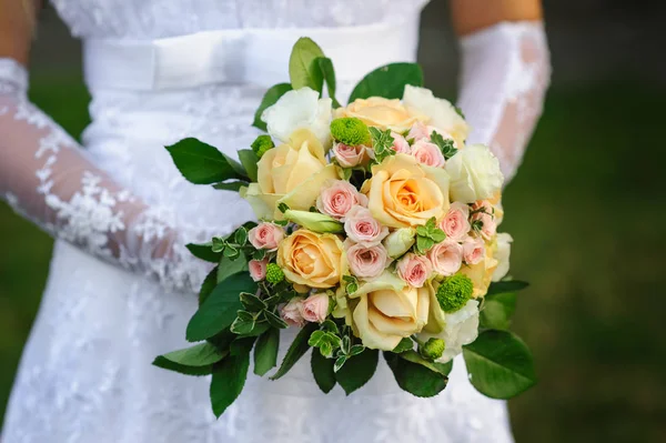 Noiva segurando lindo buquê de casamento em uma caminhada — Fotografia de Stock