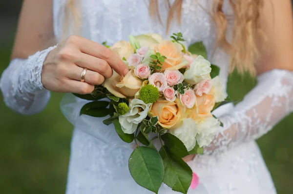 Braut mit wunderschönem Brautstrauß beim Spaziergang — Stockfoto