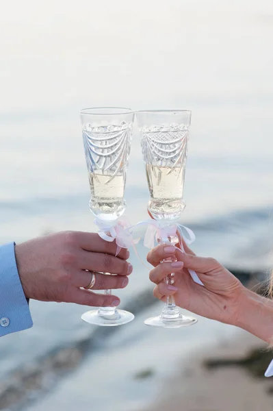 Gelin ve damat ile bardak şampanya elinde — Stok fotoğraf