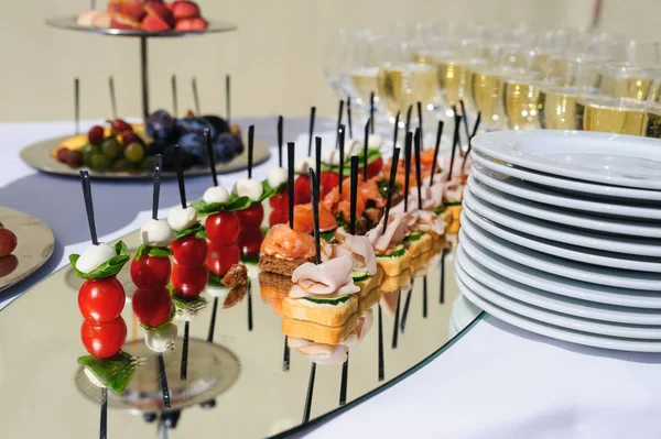 Przyjęcie weselne. Tabela z przekąskami i okulary szampana w restauracji — Zdjęcie stockowe