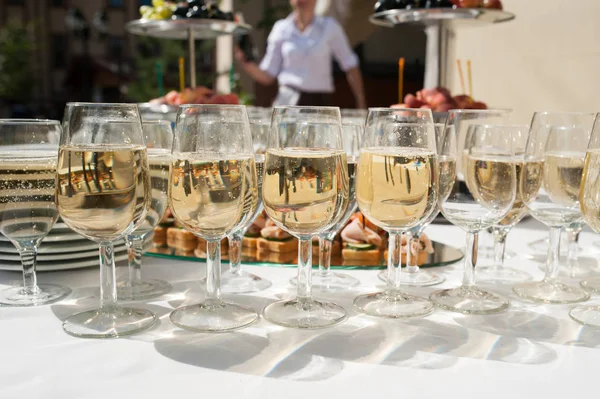 Recepción de boda. Mesa con snacks y copas de champán en un restaurante — Foto de Stock