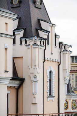 windows ile çok katlı eski bina