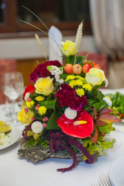 Beautiful wedding bouquet on a table in restaurant — Stock Photo, Image