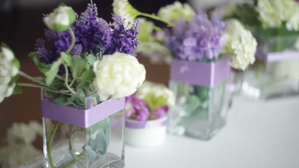 Utensílios de mesa e decoração de buquês de flores para a festa de casamento — Vídeo de Stock