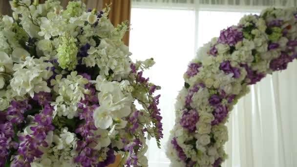 Vackra arch för vigseln och dekoration i hallen i blommor — Stockvideo