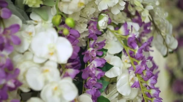 Wunderschönes Dekor aus Blumen für die Hochzeitszeremonie in Nahaufnahme — Stockvideo