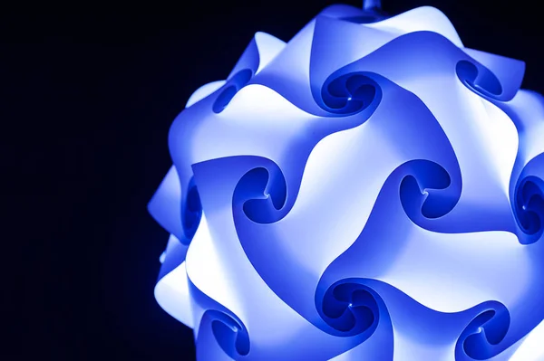 Schöne blaue Design-Lampe auf schwarzem Hintergrund — Stockfoto