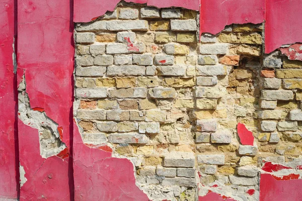 Mur de briques en plâtre rouge ruiné — Photo