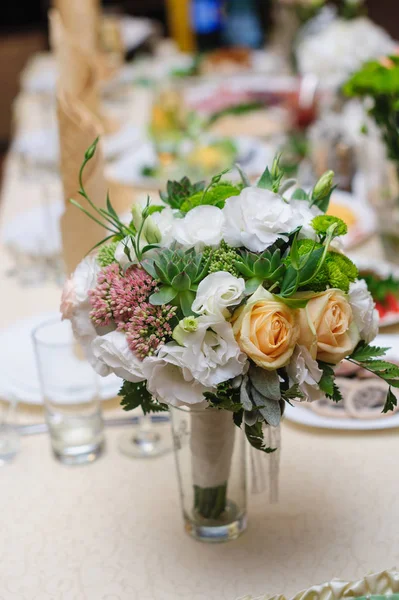 Beautiful wedding bouquet on wedding table — Stock Photo, Image