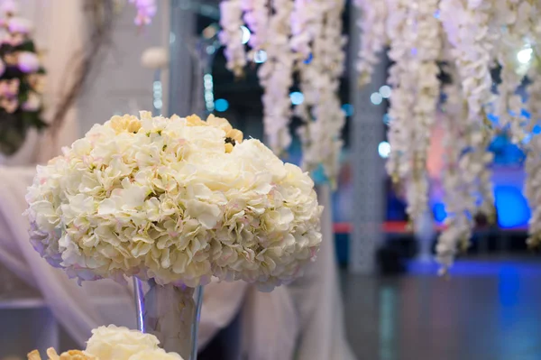 Lindo buquê de casamento na mesa de casamento — Fotografia de Stock