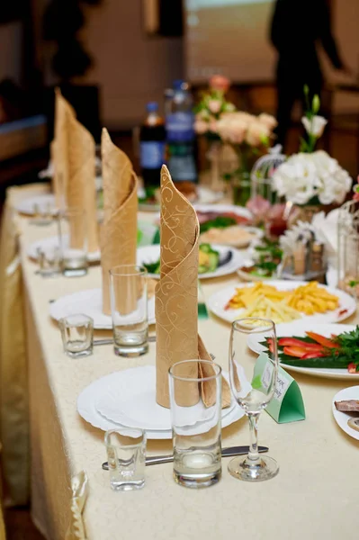 Bir düğün yemeği için güzel hizmet tablosu — Stok fotoğraf