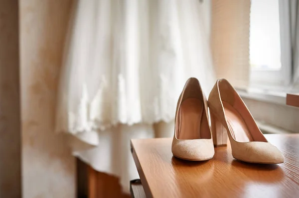 Scarpe da sposa e sposa in una camera da letto — Foto Stock