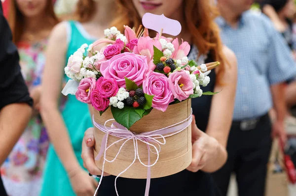 Bridesmaid holding bridal bouquet — Stock Photo, Image